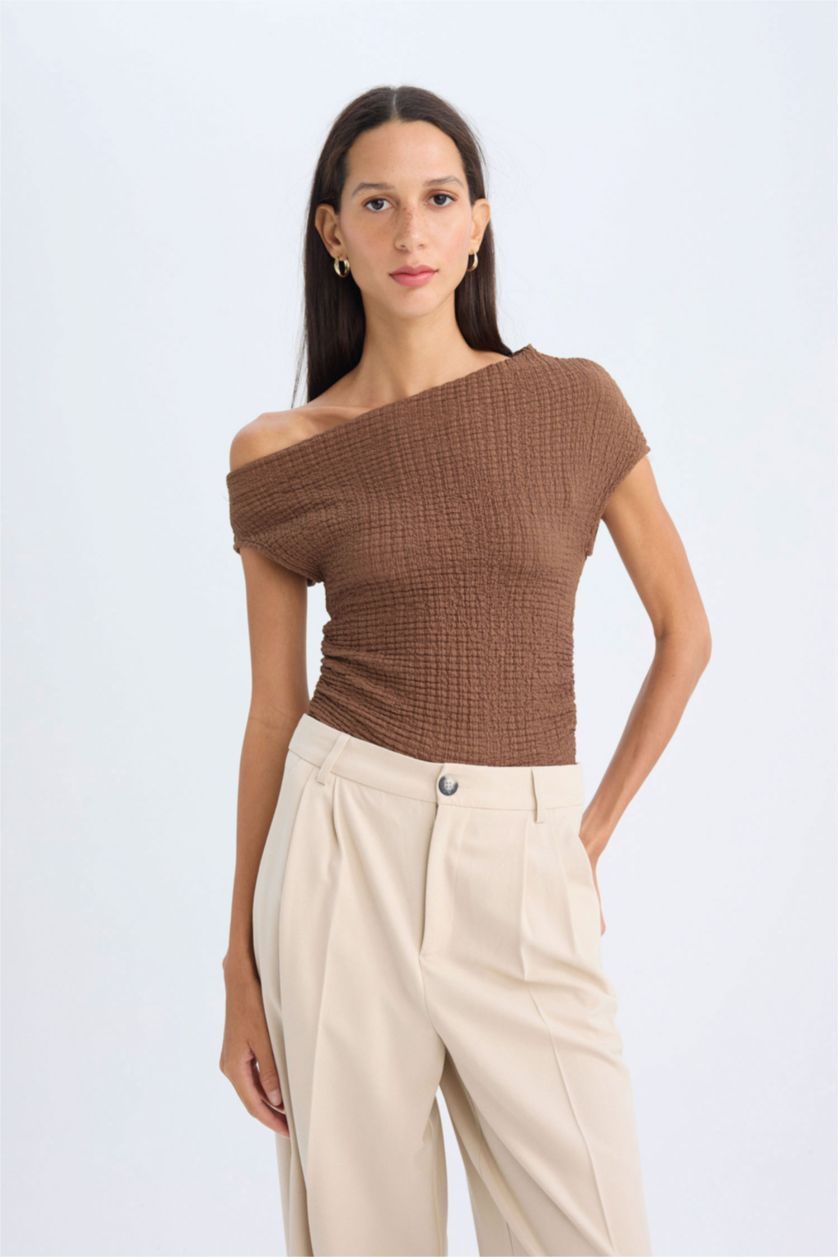Kadın Kahve Slım Fıt Tek Omuzlu Bürümcük Kısa Kollu Tişört