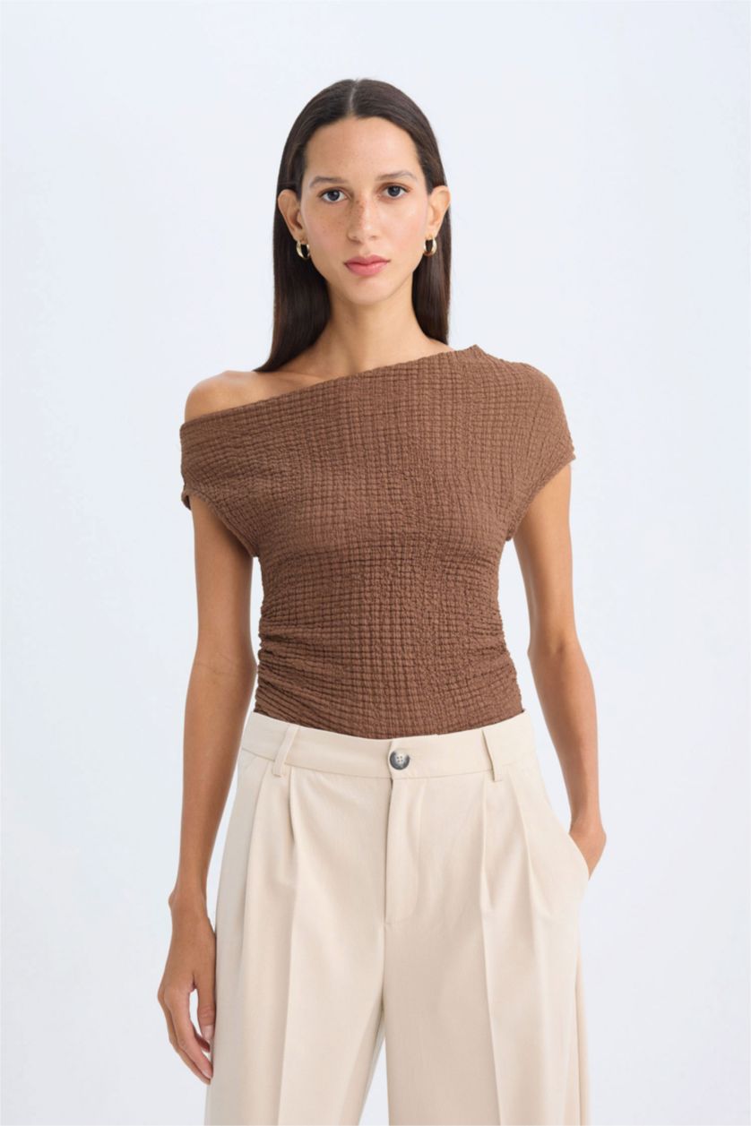 Kadın Kahve Slım Fıt Tek Omuzlu Bürümcük Kısa Kollu Tişört