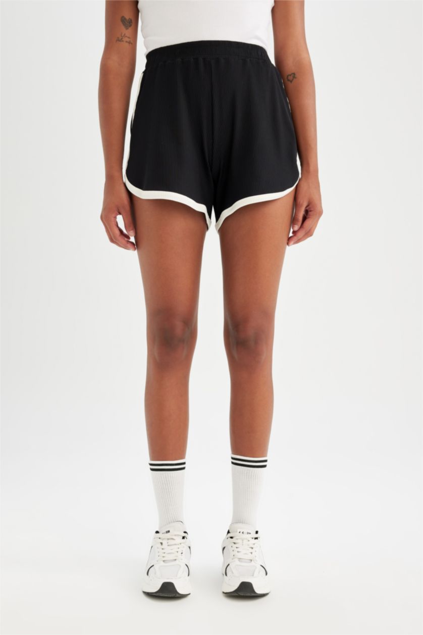 Kadın Siyah Sporcu Kısa Paça Şort