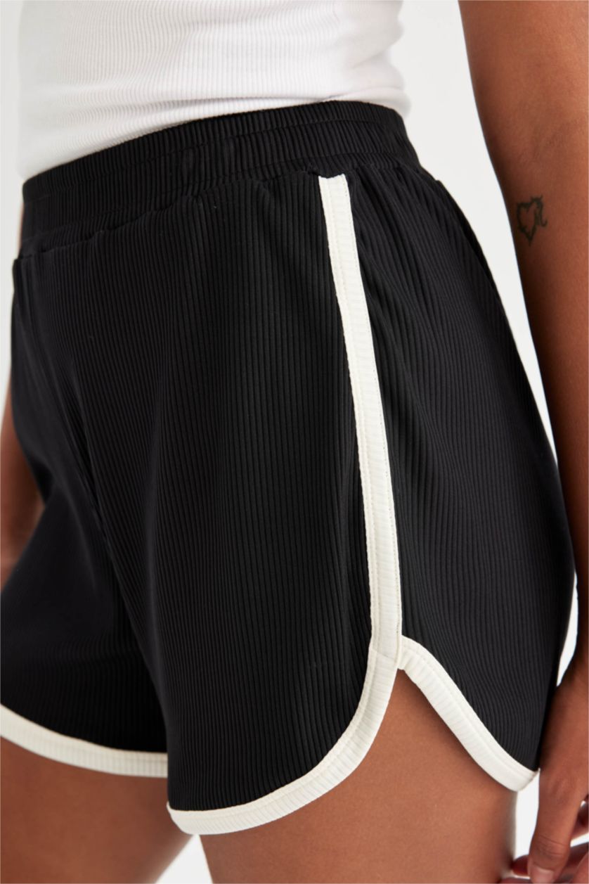 Kadın Siyah Sporcu Kısa Paça Şort