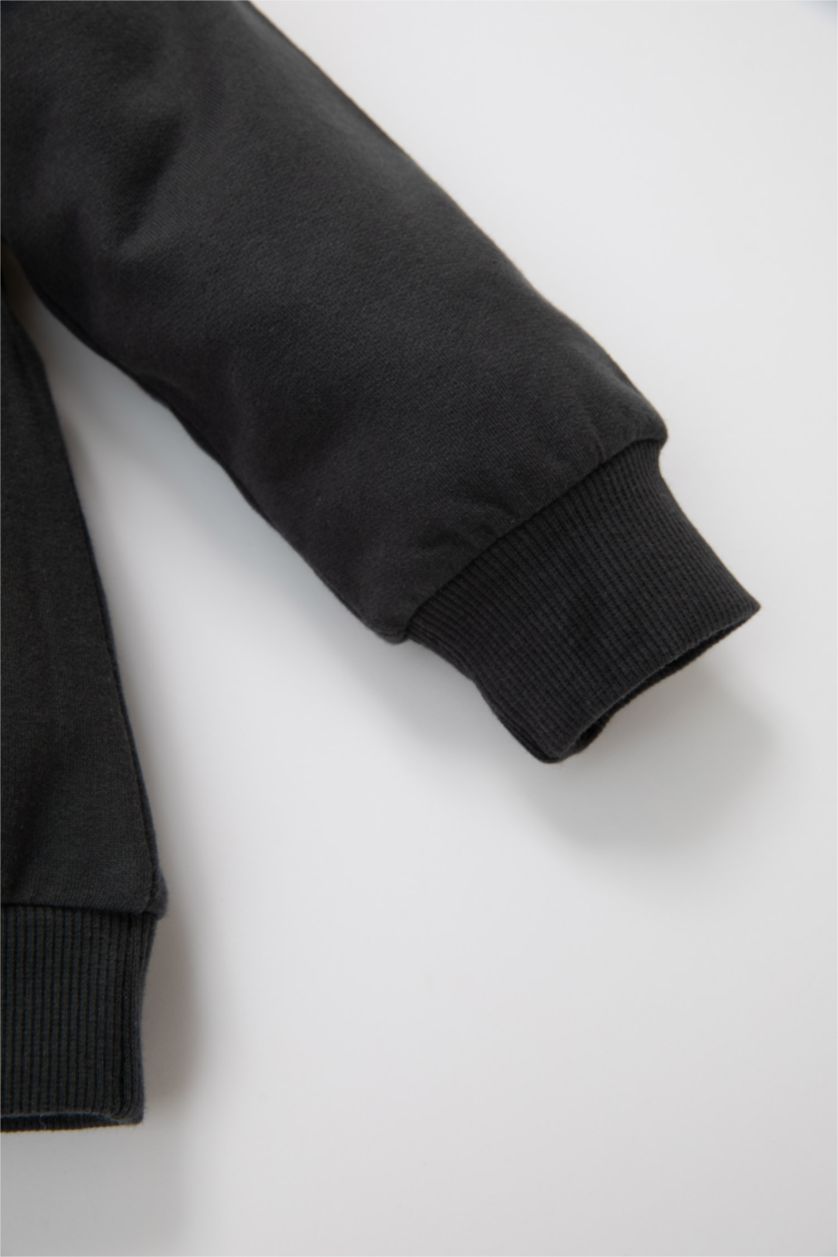 مولود ذكر بيج طقم ولادي سروال وسويت شيرت بطبعة شعار - قطعتين