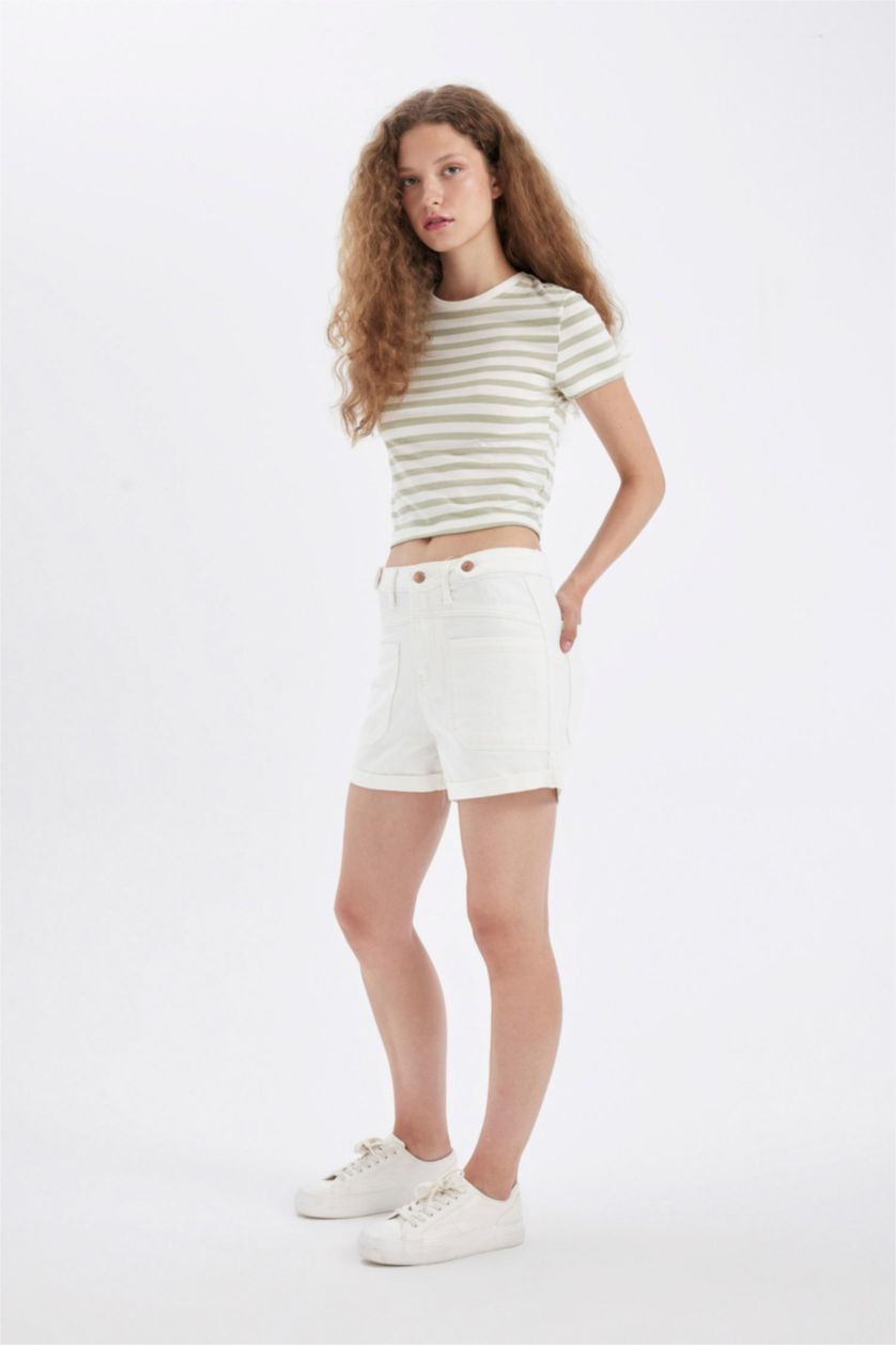 Kadın Beyaz Mom Fıt Yüksek Bel Katlamalı Paça Jean Şort