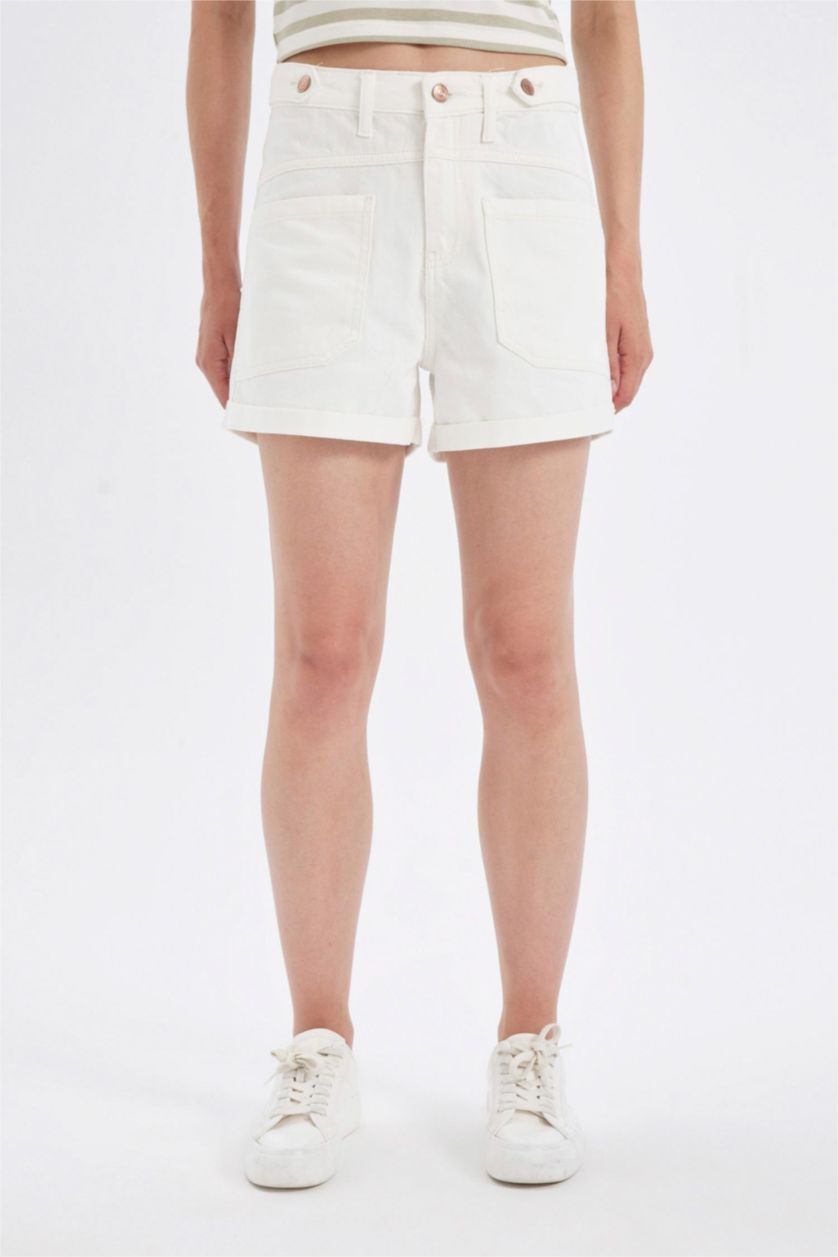 Kadın Beyaz Mom Fıt Yüksek Bel Katlamalı Paça Jean Şort
