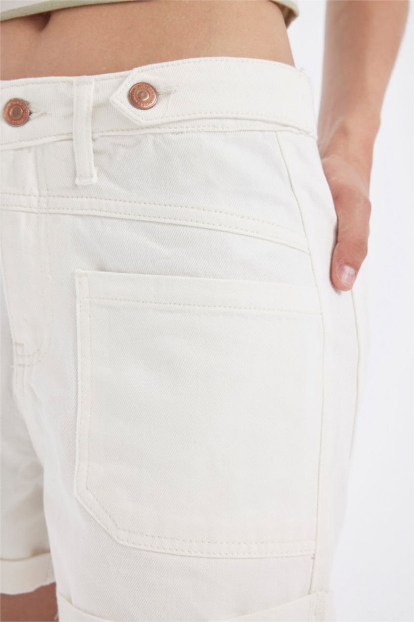 Kadın Beyaz Mom Fıt Yüksek Bel Katlamalı Paça Jean Şort