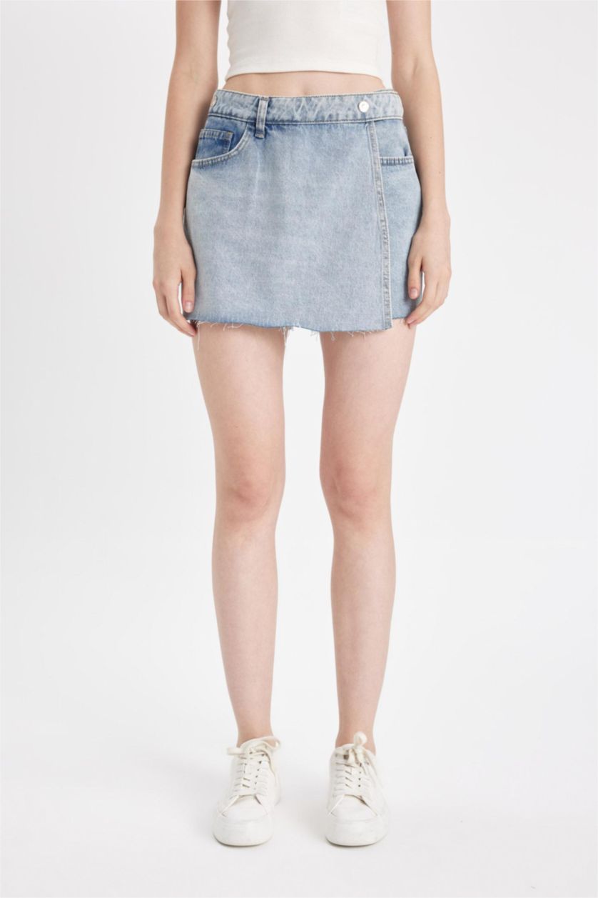Woman Light Blue High Waist Cut-Off Leg Denim Shorts
