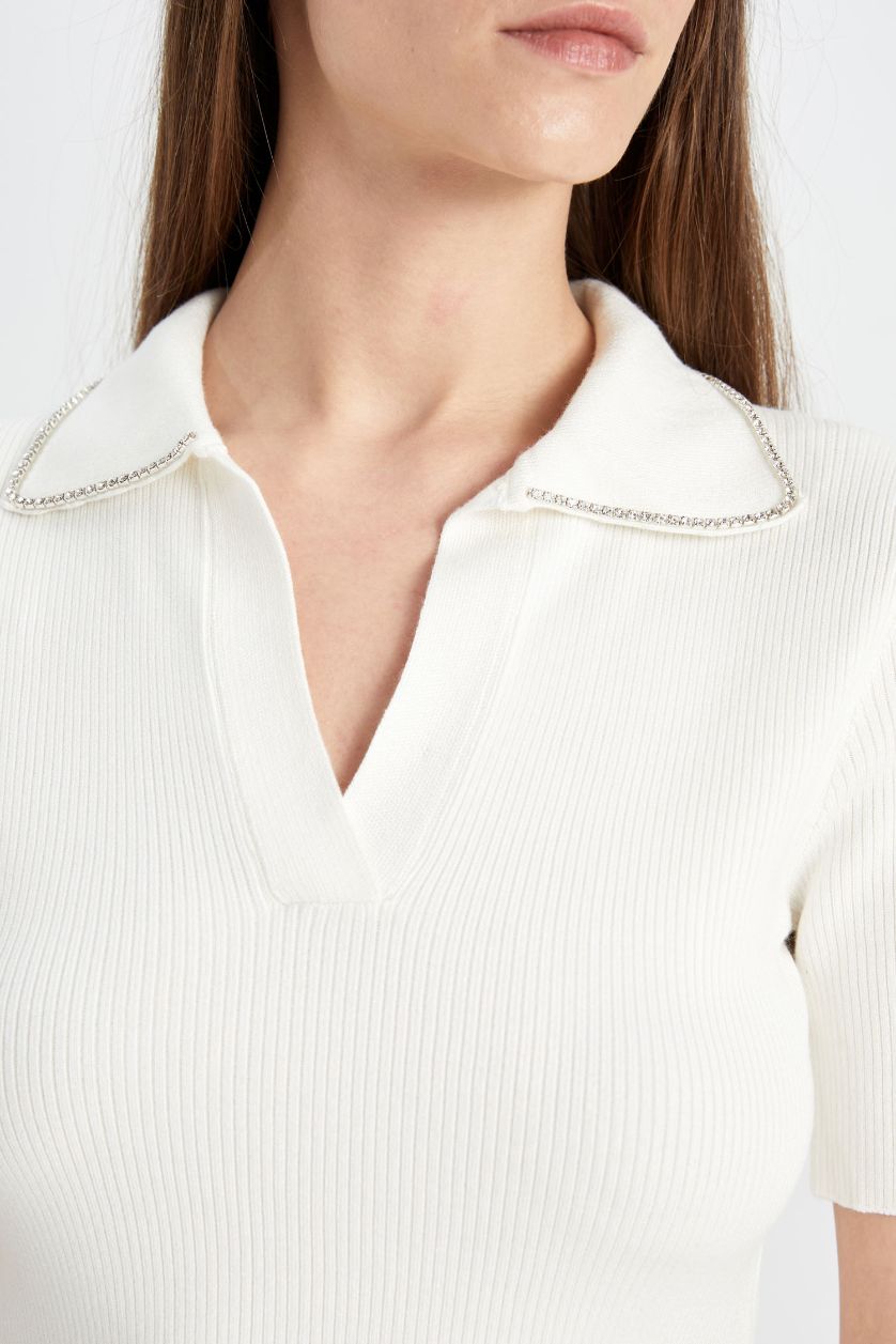 Kadın Ekru Fitted Polo Yaka Taş İşlemeli Kısa Kollu Triko Kazak