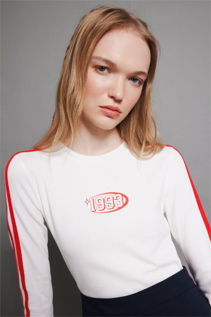 Kadın Kırık Beyaz Fitted Vücuda Oturan Bisiklet Yaka Baskılı Ribana Uzun Kollu Tişört