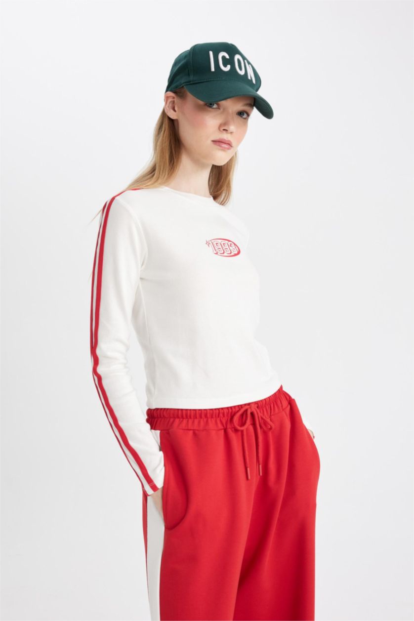 Kadın Kırık Beyaz Fitted Vücuda Oturan Bisiklet Yaka Baskılı Ribana Uzun Kollu Tişört