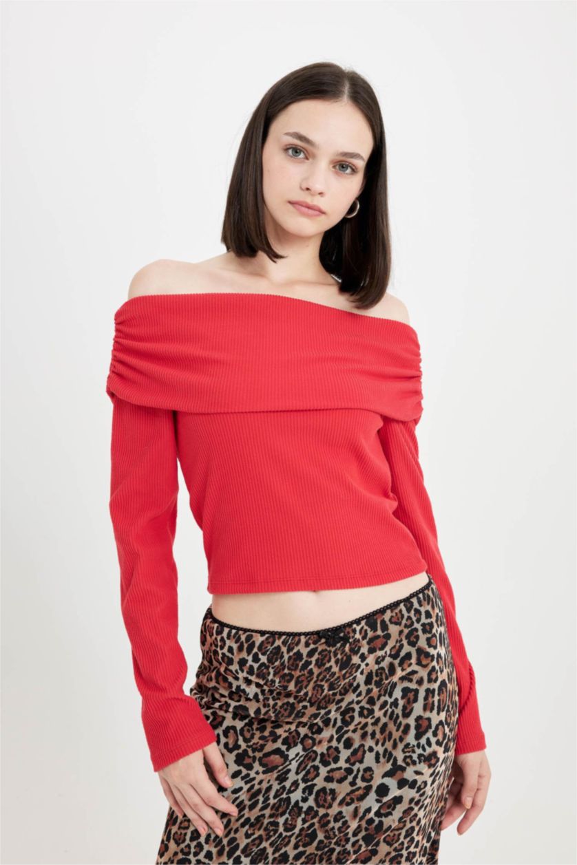 حريمي أحمر تيشيرت كم طويل سليم فيت مضلع بكتف مكشوف