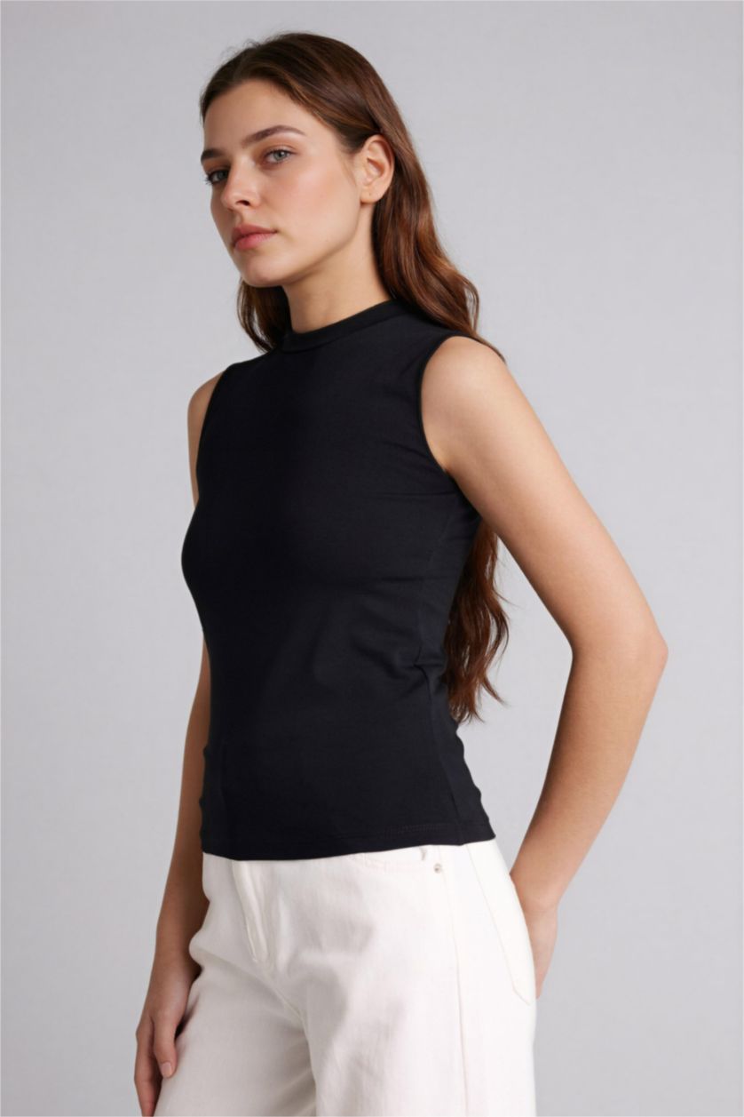 WOMAN Black Crew Neck Sleeveless Blouse