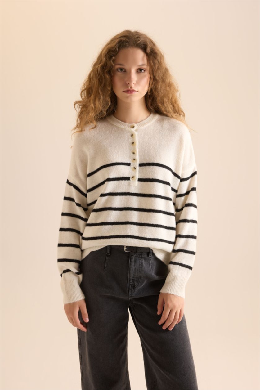 Kadın Ekru Oversize Geniş Kalıp Düğmeli Yaka Çizgili Triko Kazak