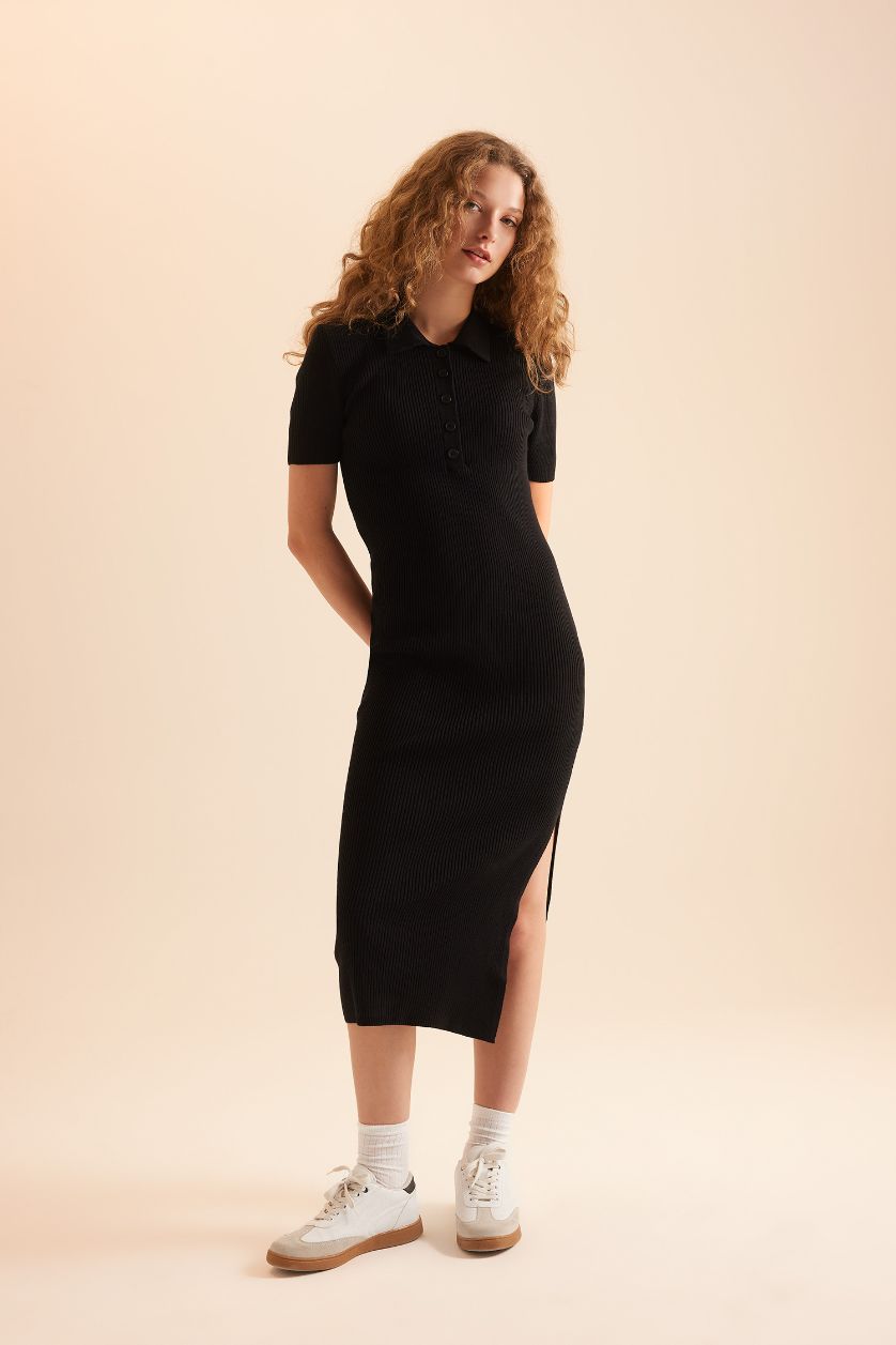 Kadın Siyah Fitted Polo Yaka Kısa Kollu Yırtmaçlı Midi Triko Elbise