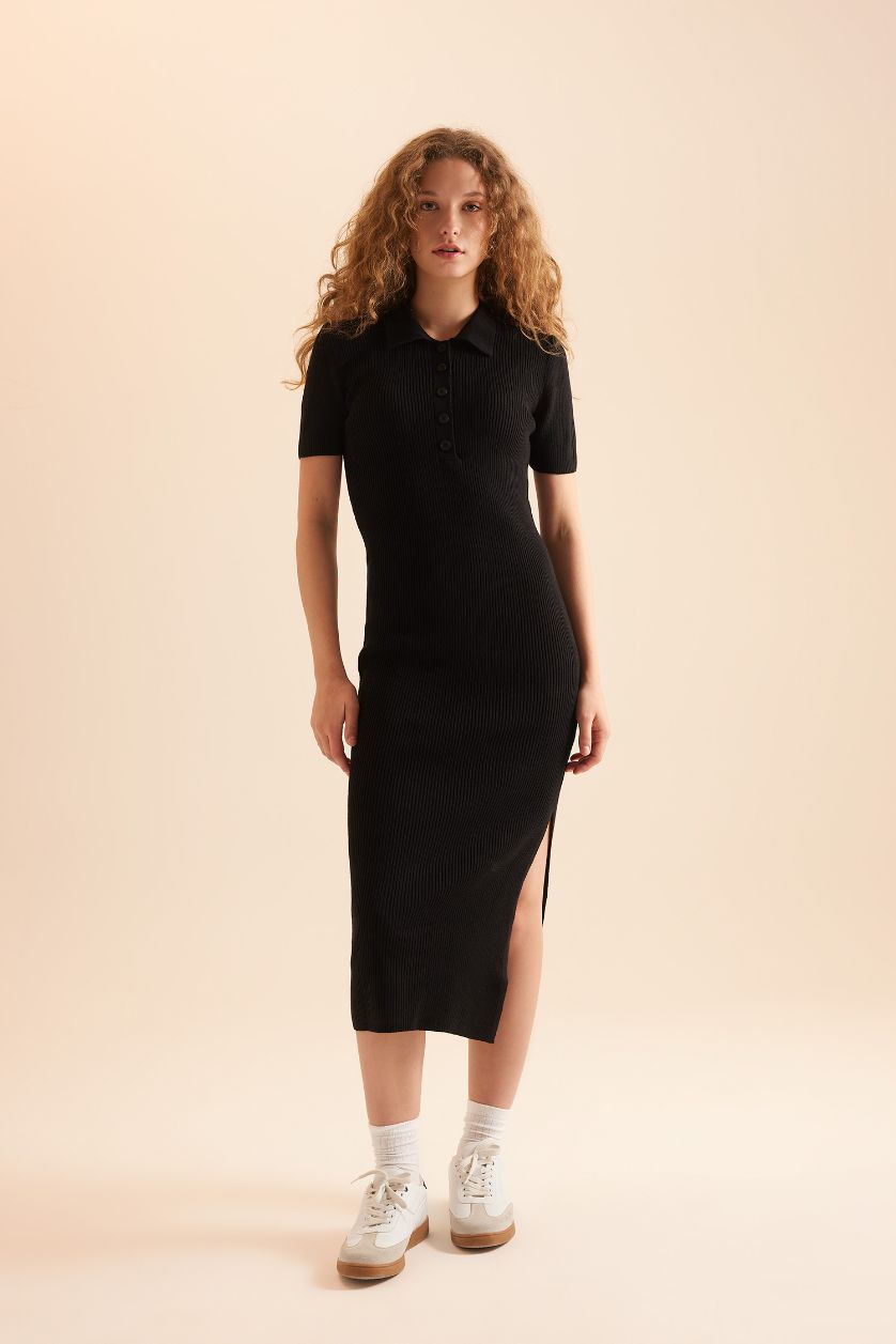 Kadın Siyah Fitted Polo Yaka Kısa Kollu Yırtmaçlı Midi Triko Elbise