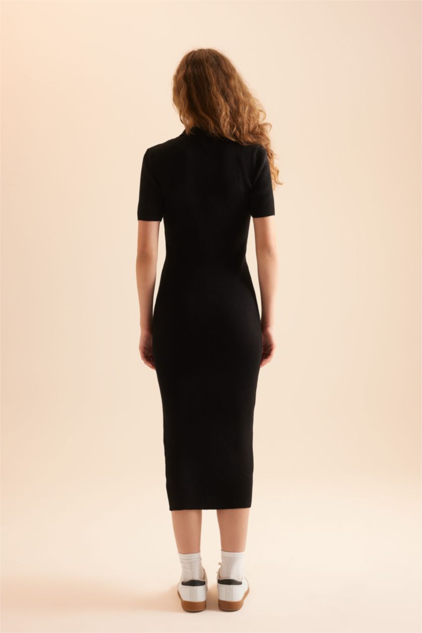 Kadın Siyah Fitted Polo Yaka Kısa Kollu Yırtmaçlı Midi Triko Elbise