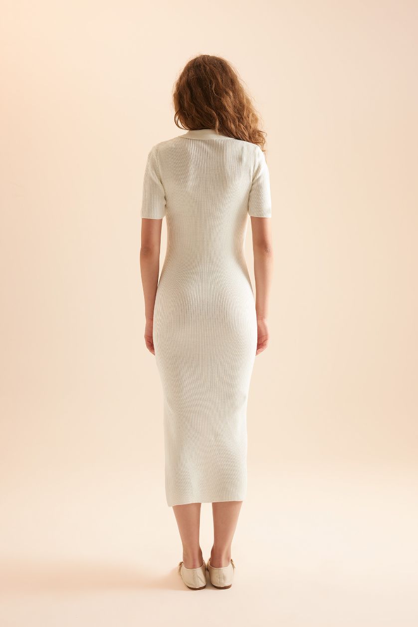 Kadın Ekru Fitted Polo Yaka Kısa Kollu Yırtmaçlı Midi Triko Elbise