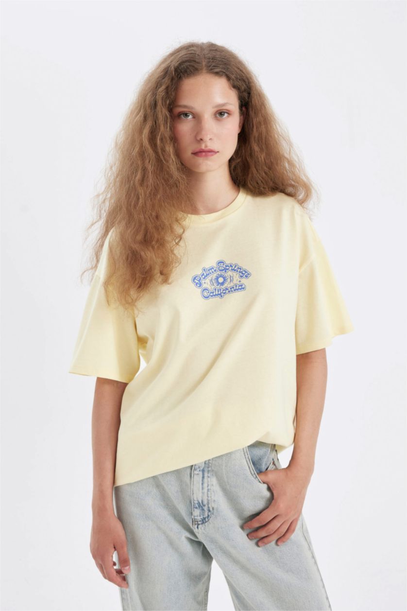 Kadın Açık Sarı Oversize Geniş Kalıp Bisiklet Yaka Sırt Baskılı Kısa Kollu Tişört