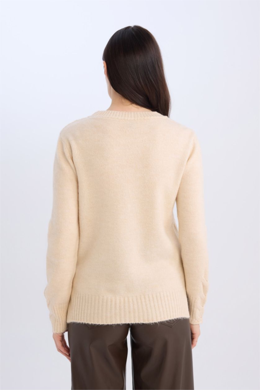 Женщины Слоновая кость Свитер стандартного кроя с круглым вырезом для женщин