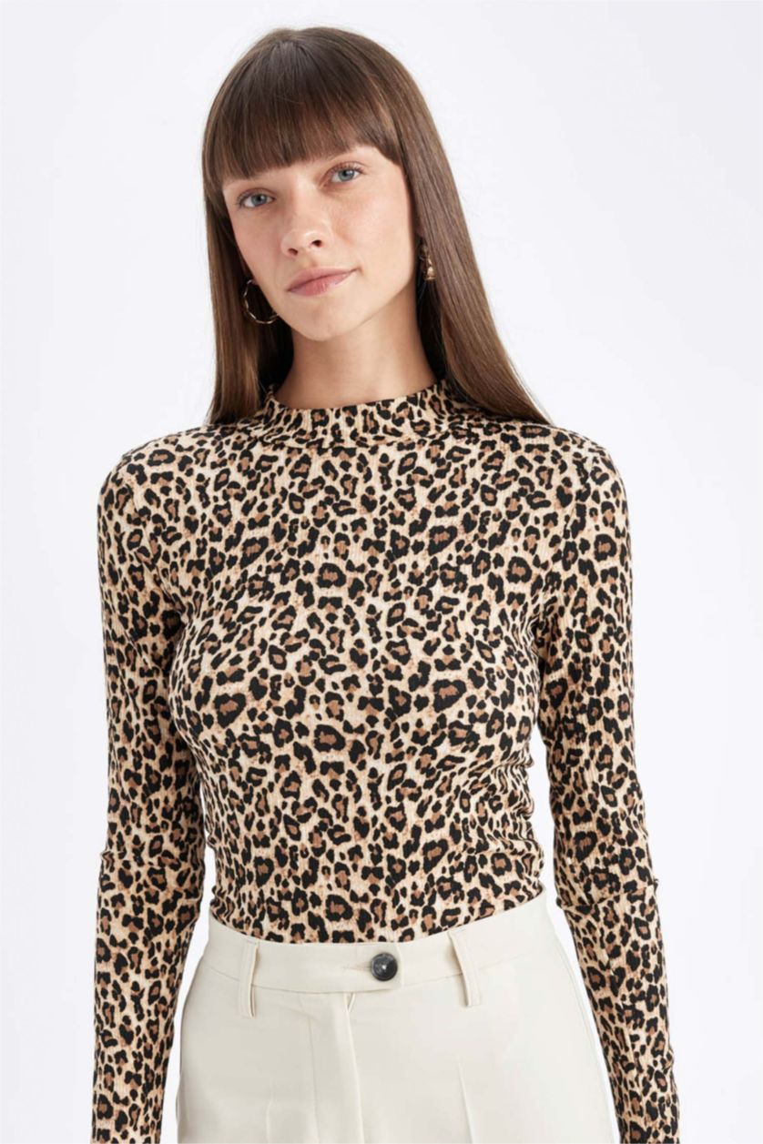 Kadın Siyah Slim Fit Dar Kesim Yarım Balıkçı Yaka Leopar Desenli Uzun Kollu Tişört