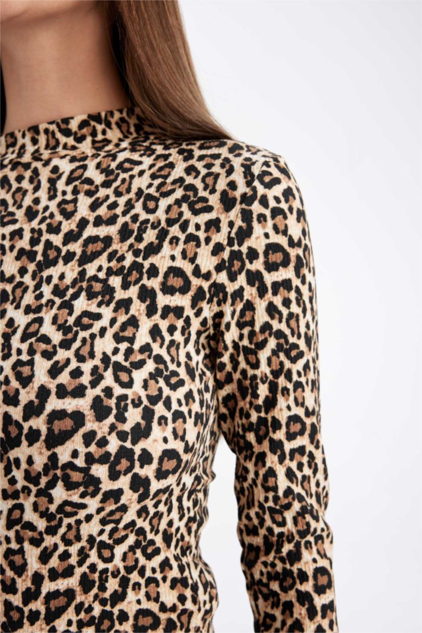 Kadın Siyah Slim Fit Dar Kesim Yarım Balıkçı Yaka Leopar Desenli Uzun Kollu Tişört