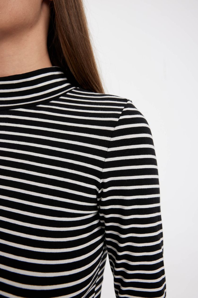 Kadın Siyah Slim Fit Dar Kesim Yarım Balıkçı Yaka Çizgili Uzun Kollu Tişört