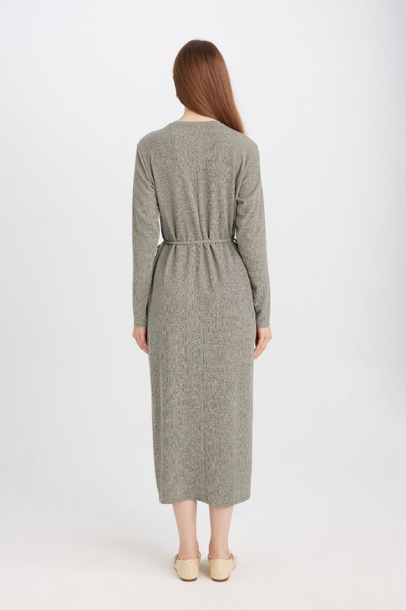 حريمي كاكي فاتح فستان  ميدي منسوج كم طويل قصة عادية