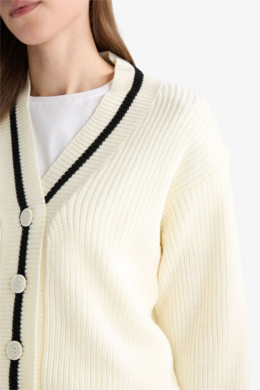FEMME Écru Cardigan en tricot à col en V à coupe régulière