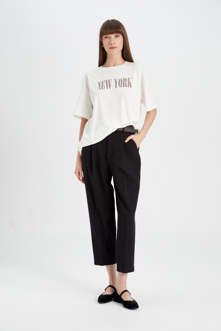 نساء بيج فاتح تيشيرت نص كم واسع برقبة مستديرة وطبعة حروف