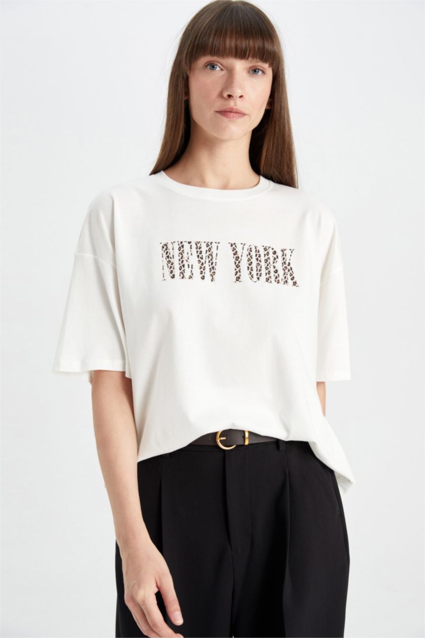 نساء بيج فاتح تيشيرت نص كم واسع برقبة مستديرة وطبعة حروف