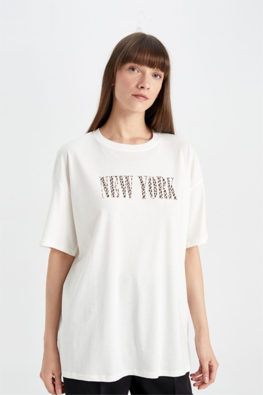 نساء بيج فاتح تيشيرت نص كم واسع برقبة مستديرة وطبعة حروف