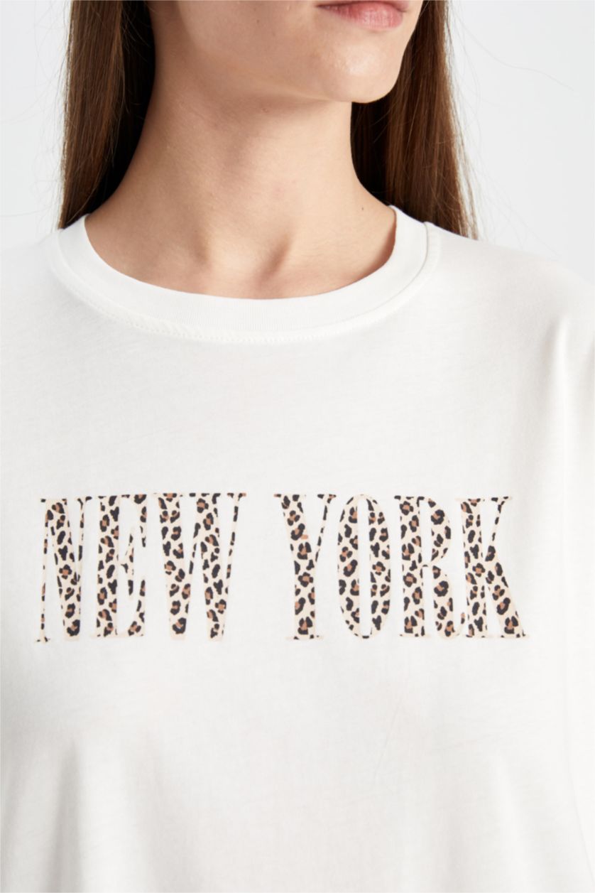 نساء بيج فاتح تيشيرت نص كم واسع برقبة مستديرة وطبعة حروف