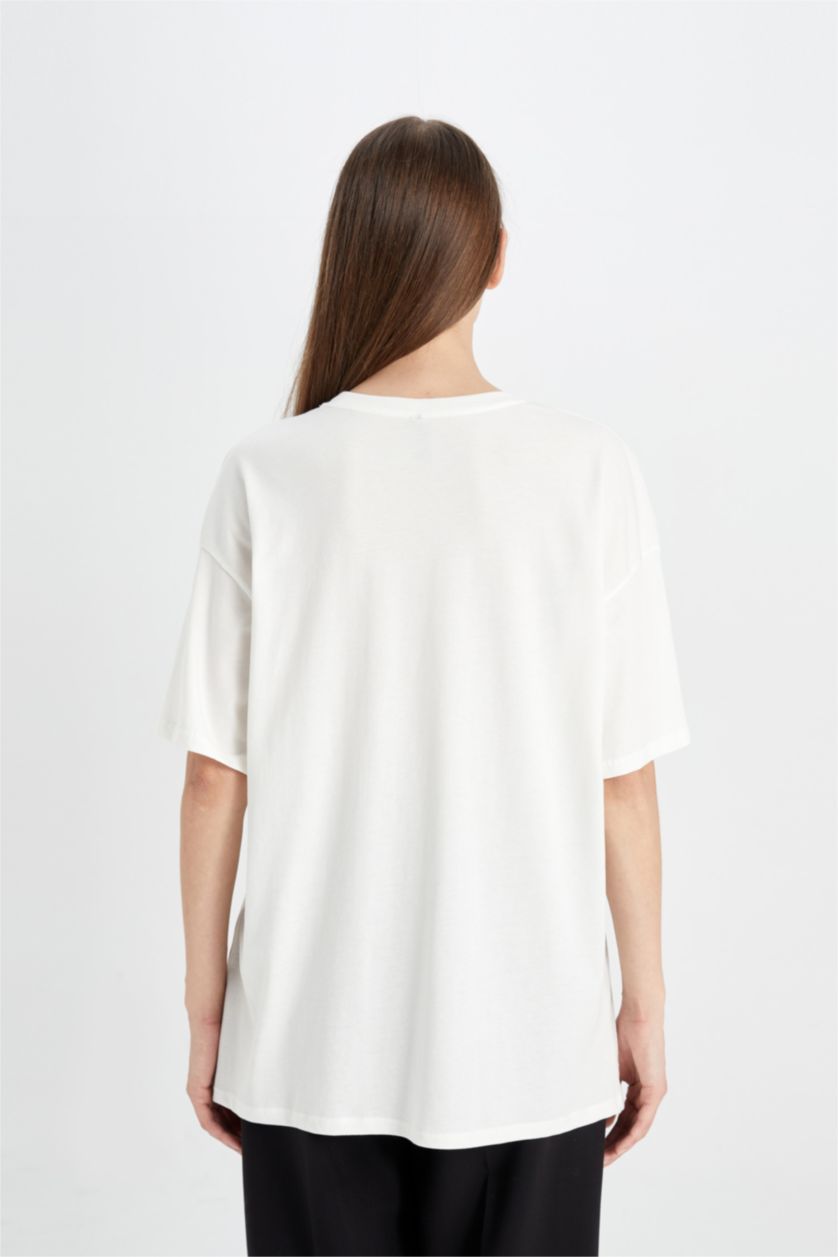 نساء بيج فاتح تيشيرت نص كم واسع برقبة مستديرة وطبعة حروف