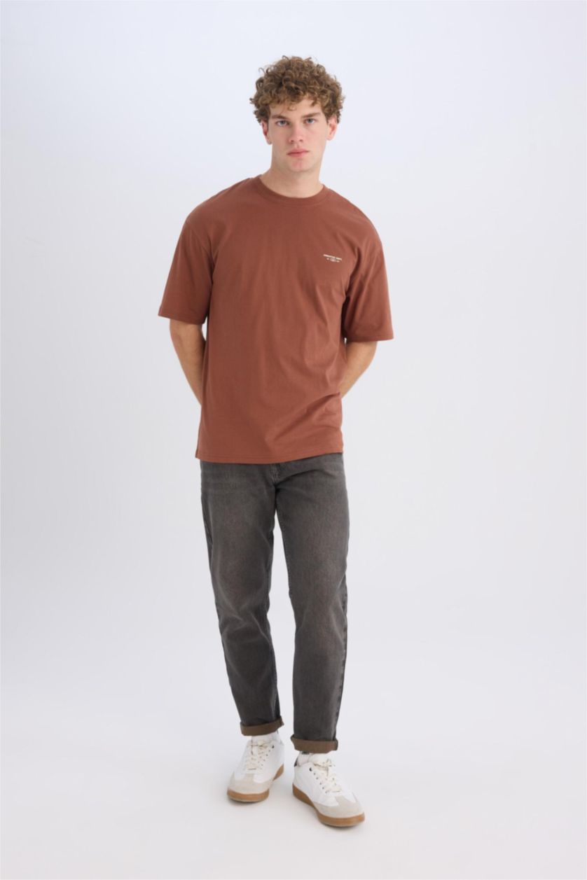 Erkek Kahve %100 Pamuk Boxy Fit Bisiklet Yaka Sırt Baskılı Kısa Kollu Tişört