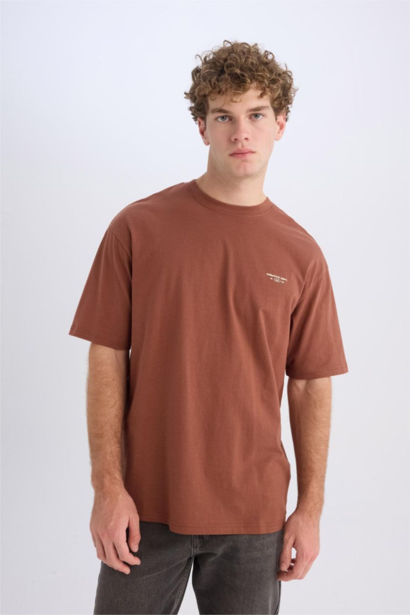 Erkek Kahve %100 Pamuk Boxy Fit Bisiklet Yaka Sırt Baskılı Kısa Kollu Tişört
