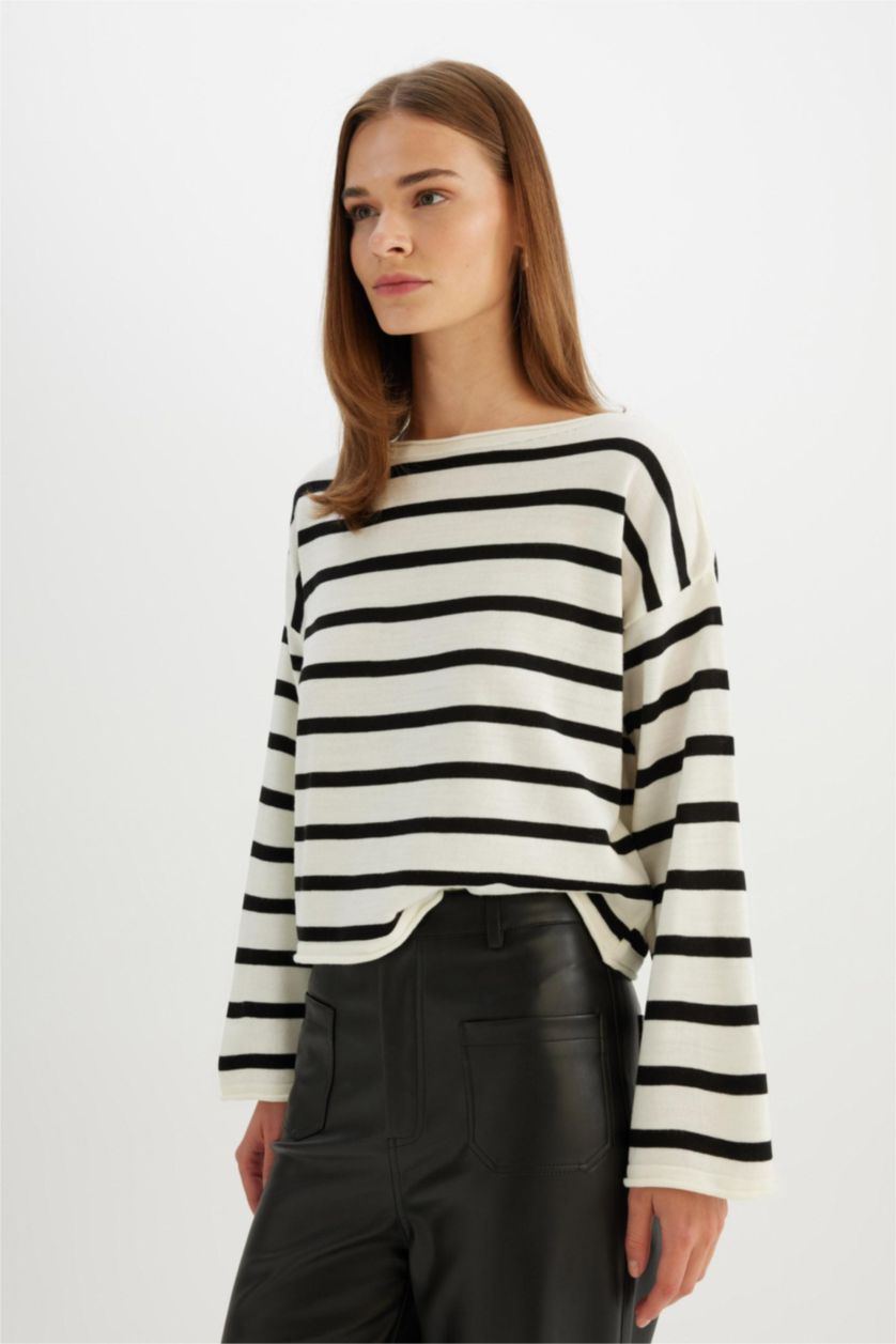Kadın Ekru Relax Fit Kayık Yaka Çizgili Triko Kazak
