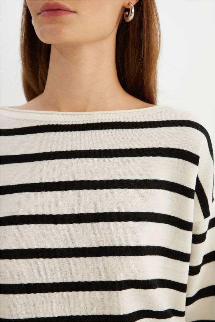 Kadın Ekru Relax Fit Kayık Yaka Çizgili Triko Kazak