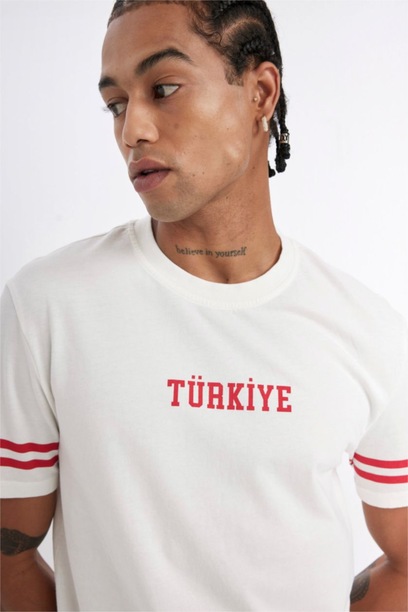 Erkek Ekru Standart Fit Hakim Yaka Türkiye Baskılı Sporcu Kısa Kollu Tişört