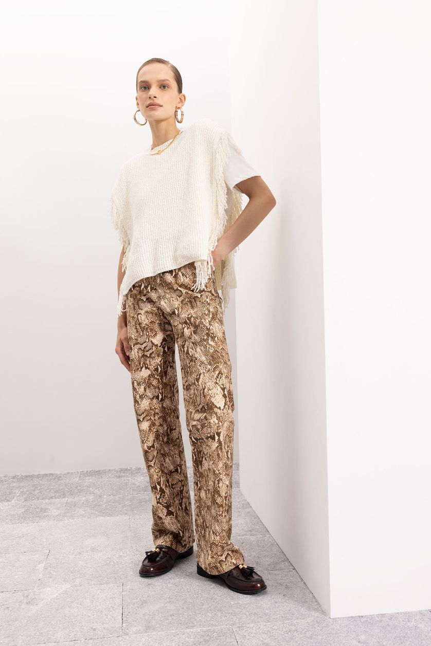 Kadın Ekru Relax Fit Bisiklet Yaka Basic Düz  Selanik Kumaş Püsküllü Triko Süveter