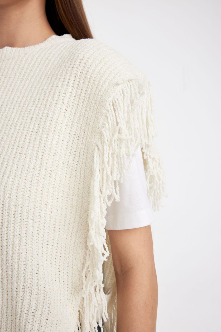 Kadın Ekru Relax Fit Bisiklet Yaka Basic Düz  Selanik Kumaş Püsküllü Triko Süveter