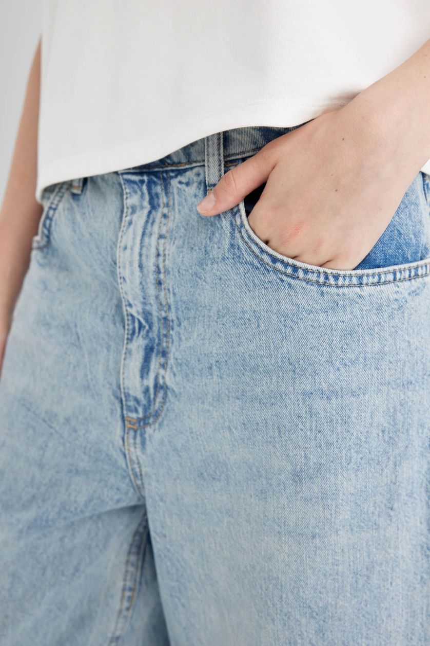 Kadın Açık Mavi Baggy Fıt Yüksek Bel Katlamalı Paça Bilek Boy Jean Yıkamalı Pantolon