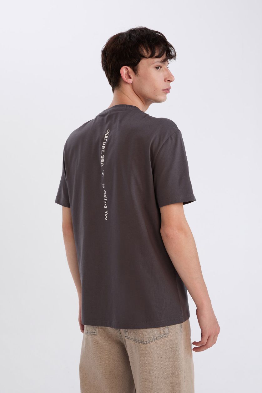 Erkek Antrasit %100 Pamuk Regular Fit Bisiklet Yaka Sırt Baskılı Kısa Kollu Tişört