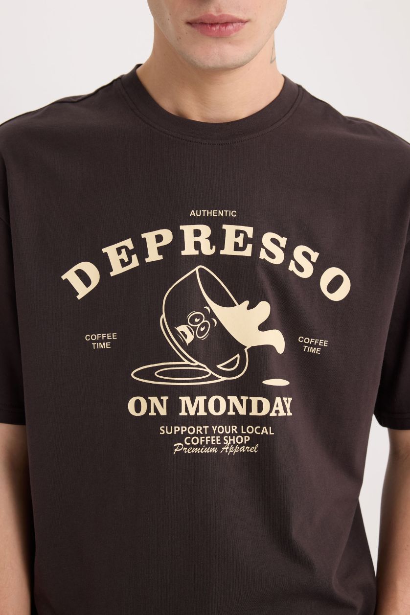 Erkek Kahve %100 Pamuk Boxy Fit Bisiklet Yaka Baskılı Kısa Kollu Tişört