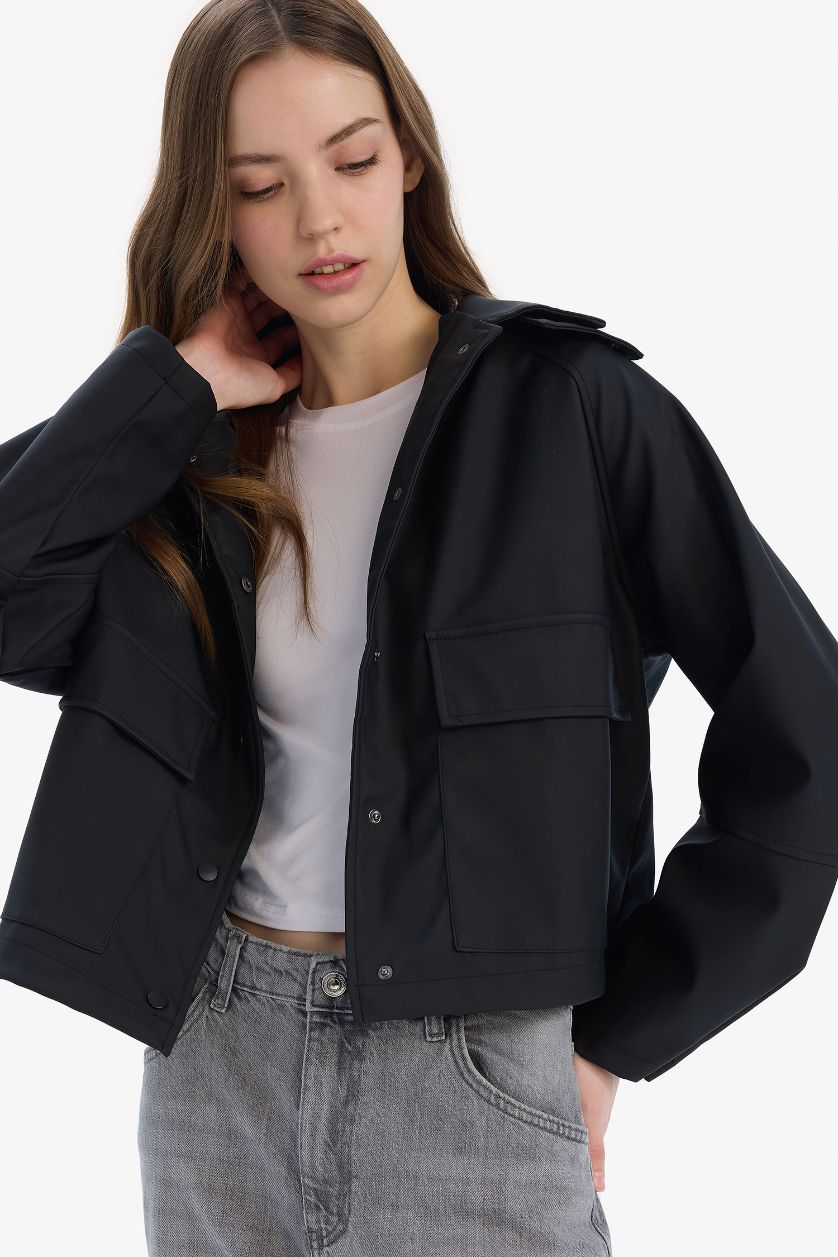 Kadın Siyah Su Geçirmez Kapüşon Detaylı Gömlek Yaka Kauçuk Görünümlü Yağmurluk