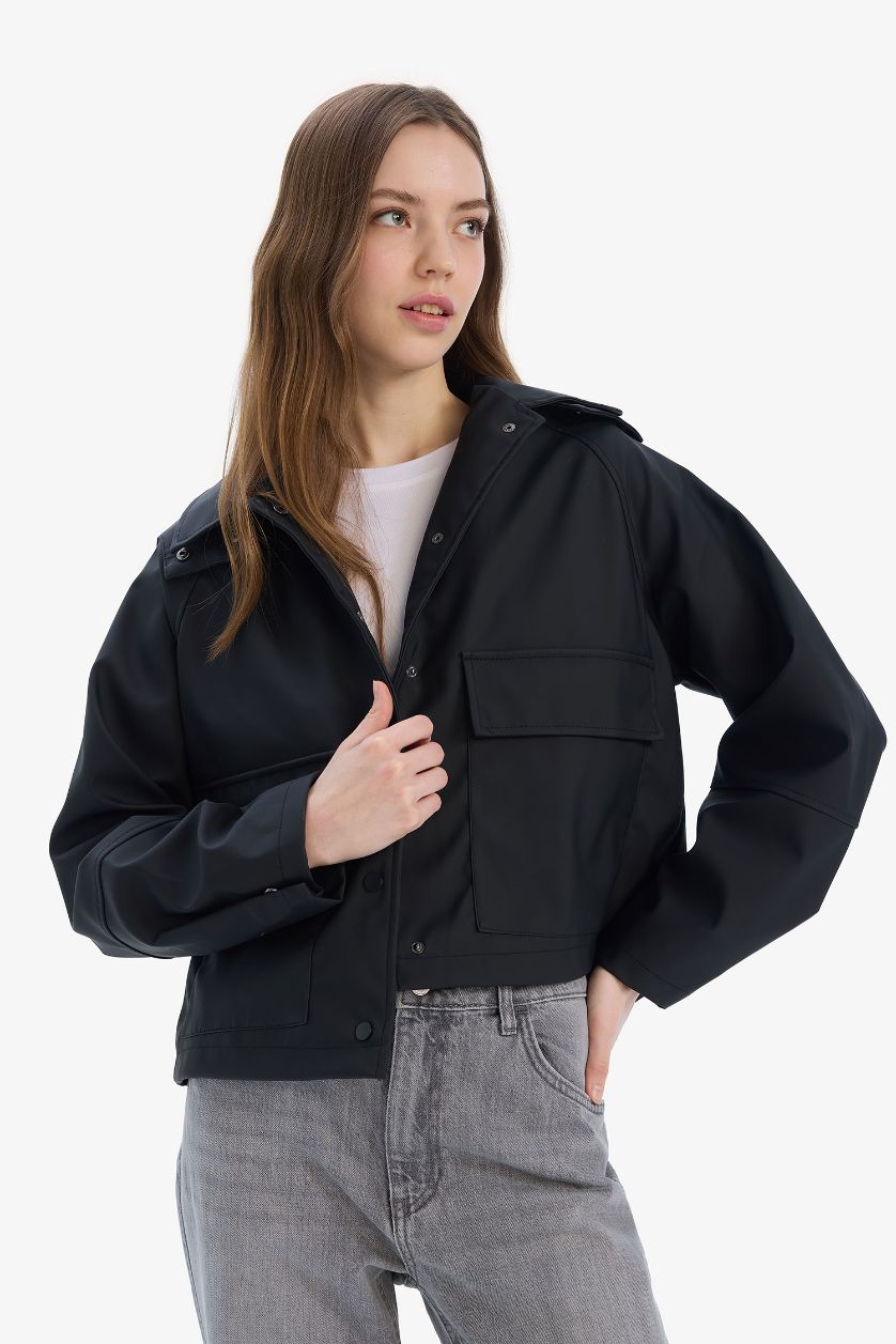 Kadın Siyah Su Geçirmez Kapüşon Detaylı Gömlek Yaka Kauçuk Görünümlü Yağmurluk