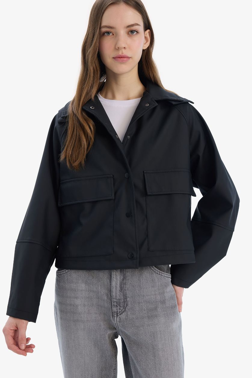 Kadın Siyah Su Geçirmez Kapüşon Detaylı Gömlek Yaka Kauçuk Görünümlü Yağmurluk