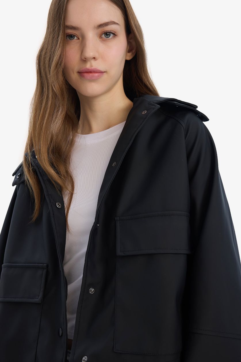 Kadın Siyah Su Geçirmez Kapüşon Detaylı Gömlek Yaka Kauçuk Görünümlü Yağmurluk