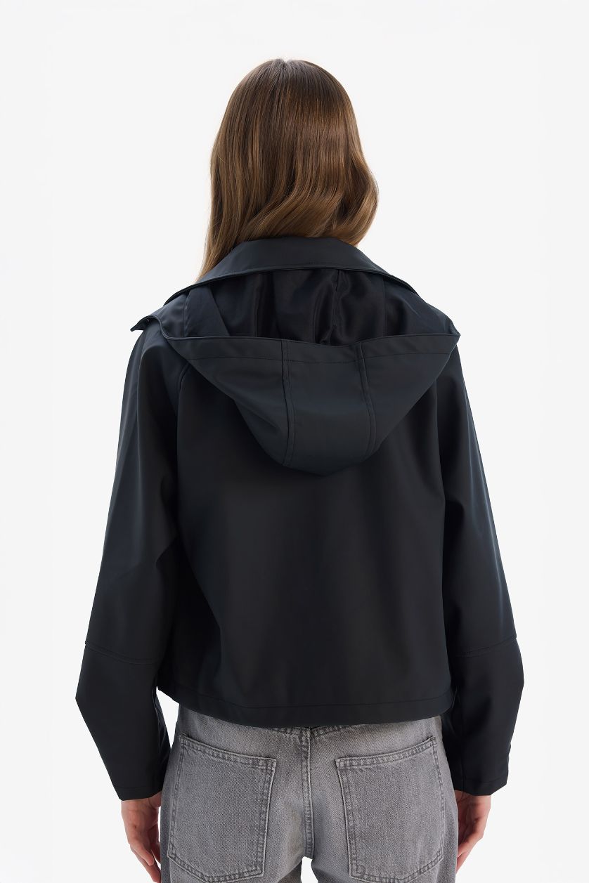 Kadın Siyah Su Geçirmez Kapüşon Detaylı Gömlek Yaka Kauçuk Görünümlü Yağmurluk
