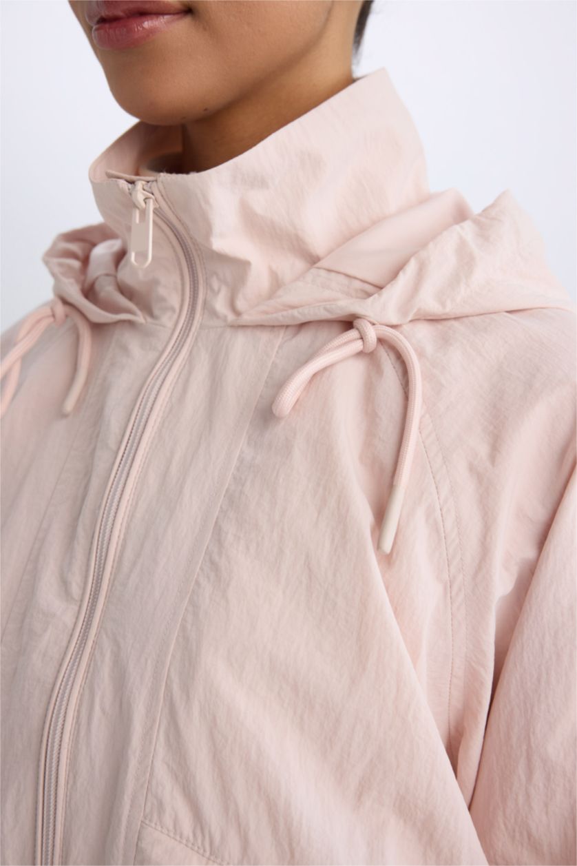 Kadın Açık Pembe Su İtici Kumaş Kapüşonlu Fermuarlı Cepli İnce Yağmurluk