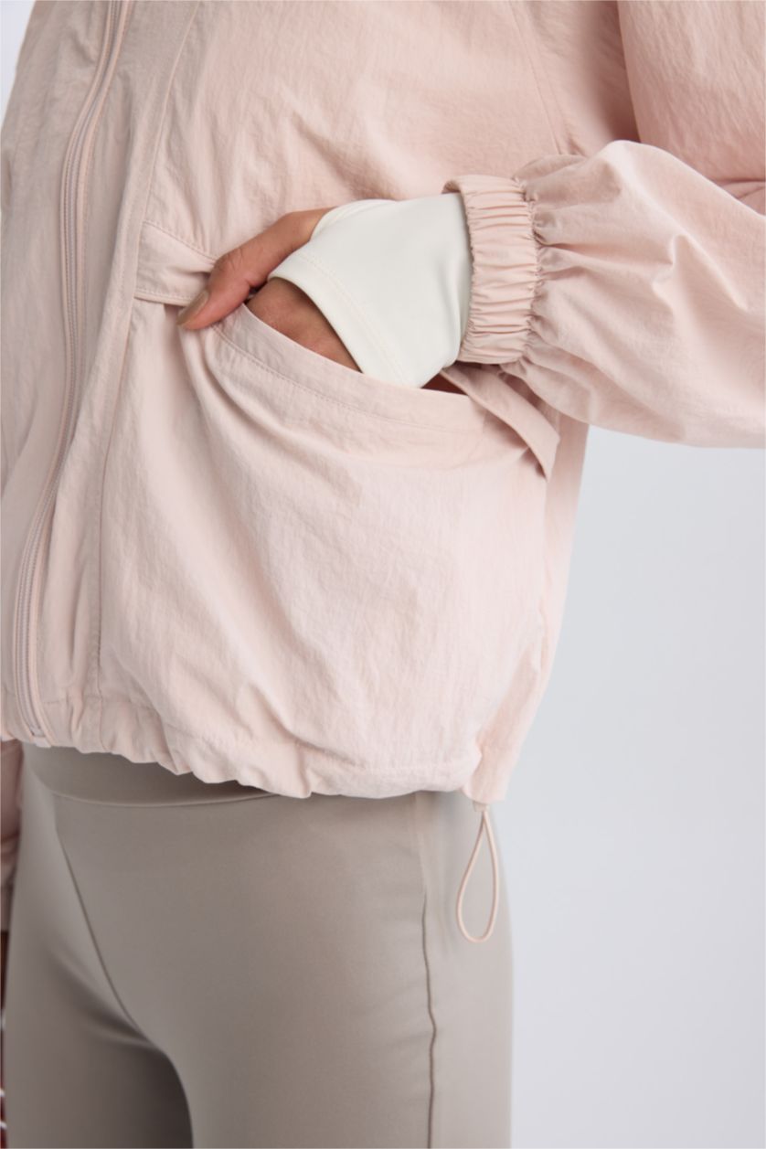 Kadın Açık Pembe Su İtici Kumaş Kapüşonlu Fermuarlı Cepli İnce Yağmurluk