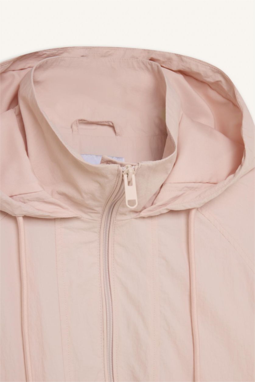 Kadın Açık Pembe Su İtici Kumaş Kapüşonlu Fermuarlı Cepli İnce Yağmurluk