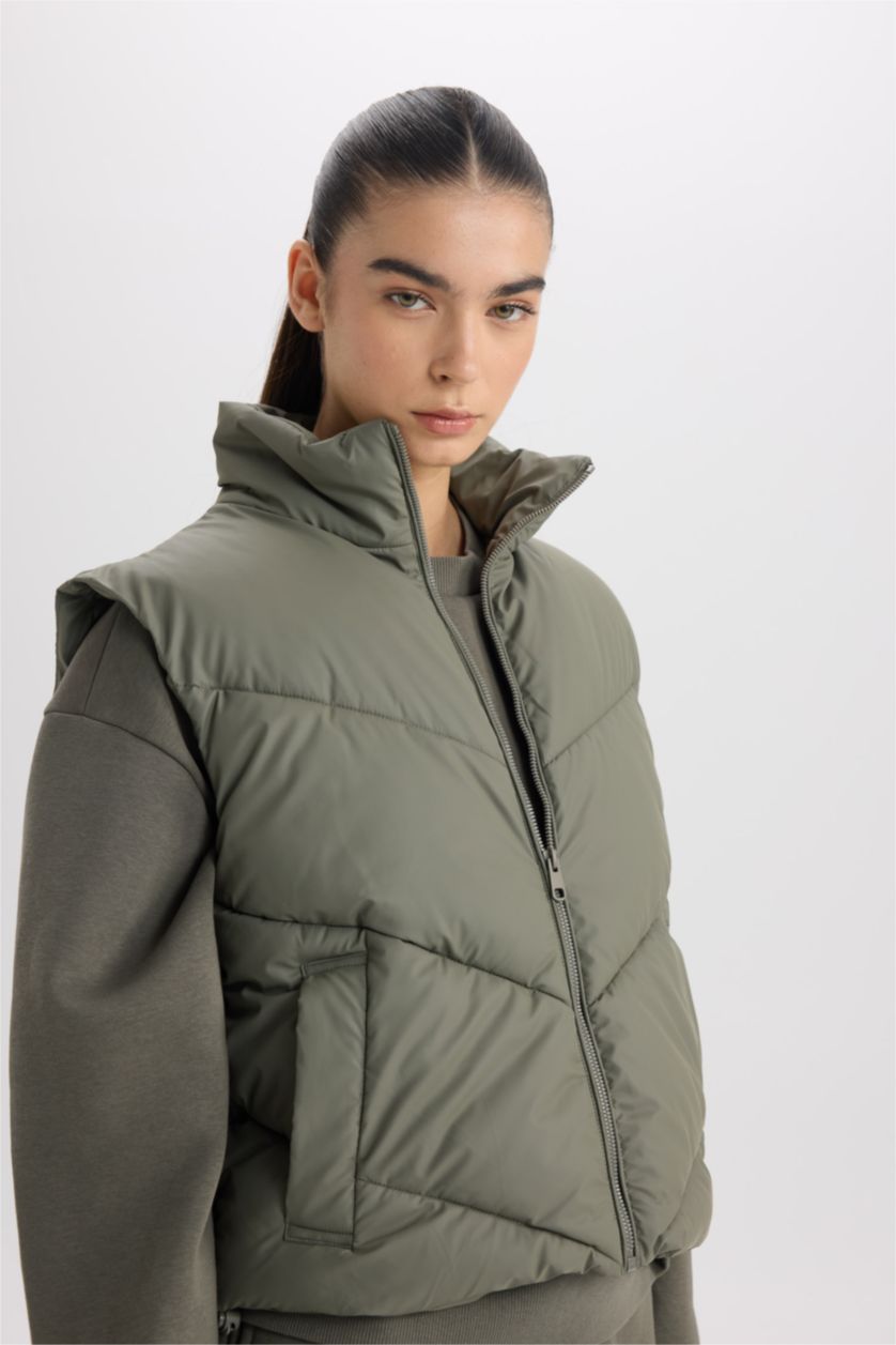 Kadın Açık Haki Regular Fit Dik Yaka Kapitoneli Fermuarlı Cepli Şişme Yelek